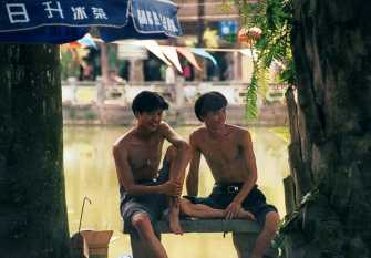 jinghong monk onlookers