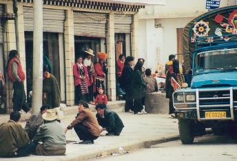 litang_street_scene_1