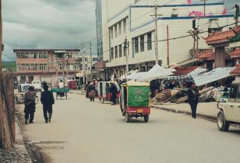 litang_street_scene_2