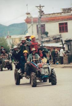 litang_street_scene_5